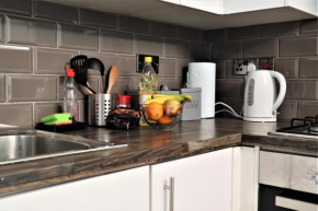 Victoria 4 bedroom Serviced House Short Lets - Near Northampton Gen Hosp & Town Centre
